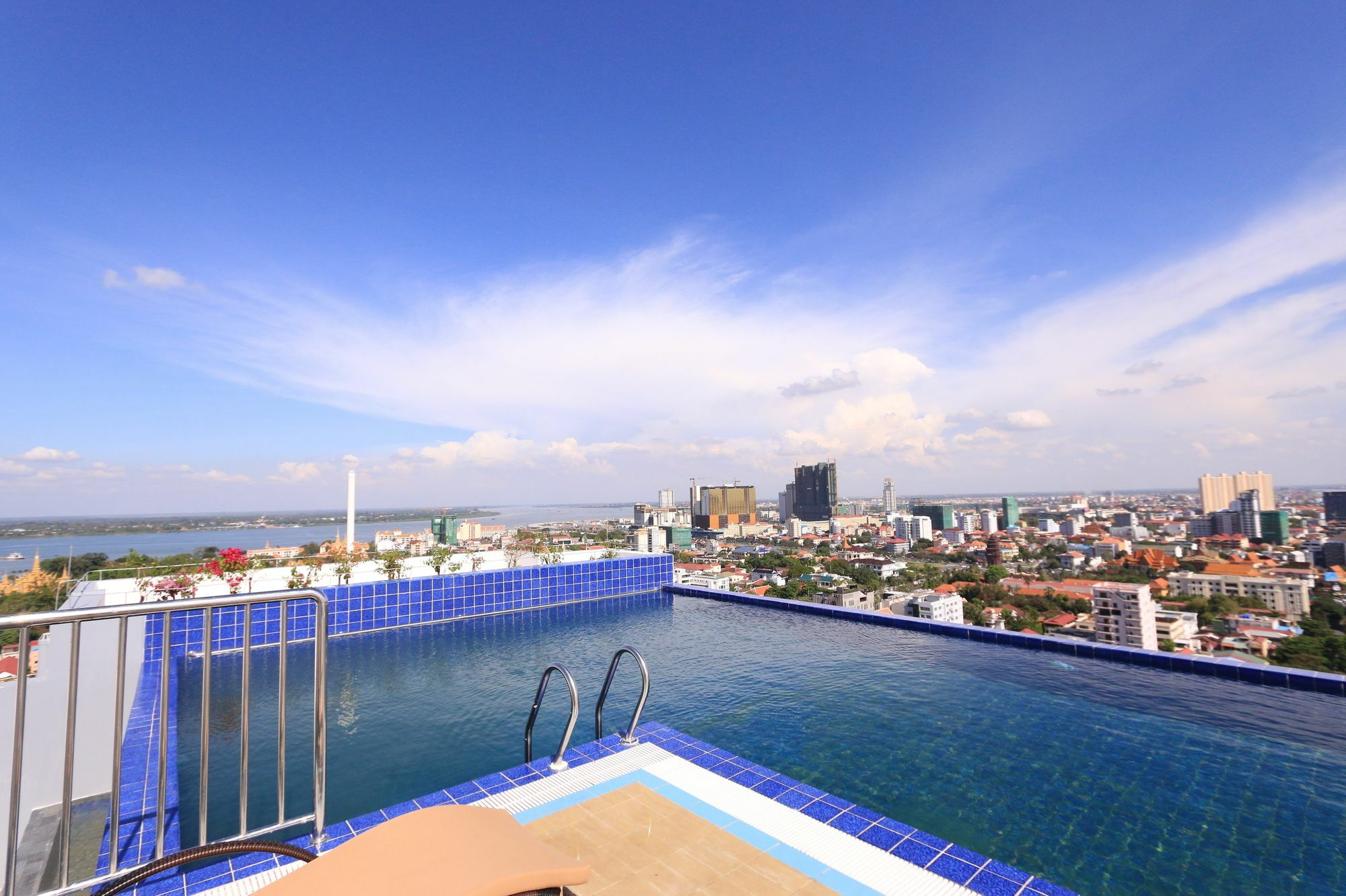 Eastland Hotel & Apartment Phnom Penh Eksteriør billede