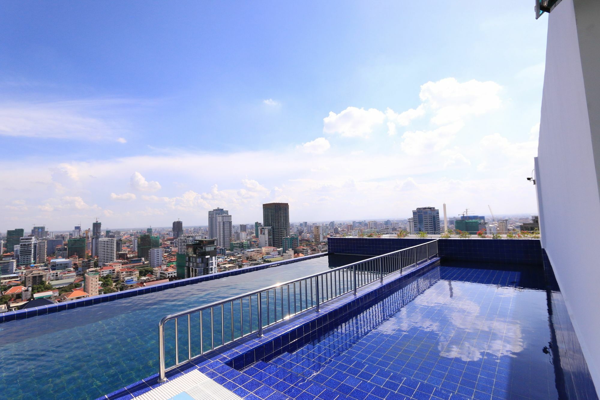Eastland Hotel & Apartment Phnom Penh Eksteriør billede