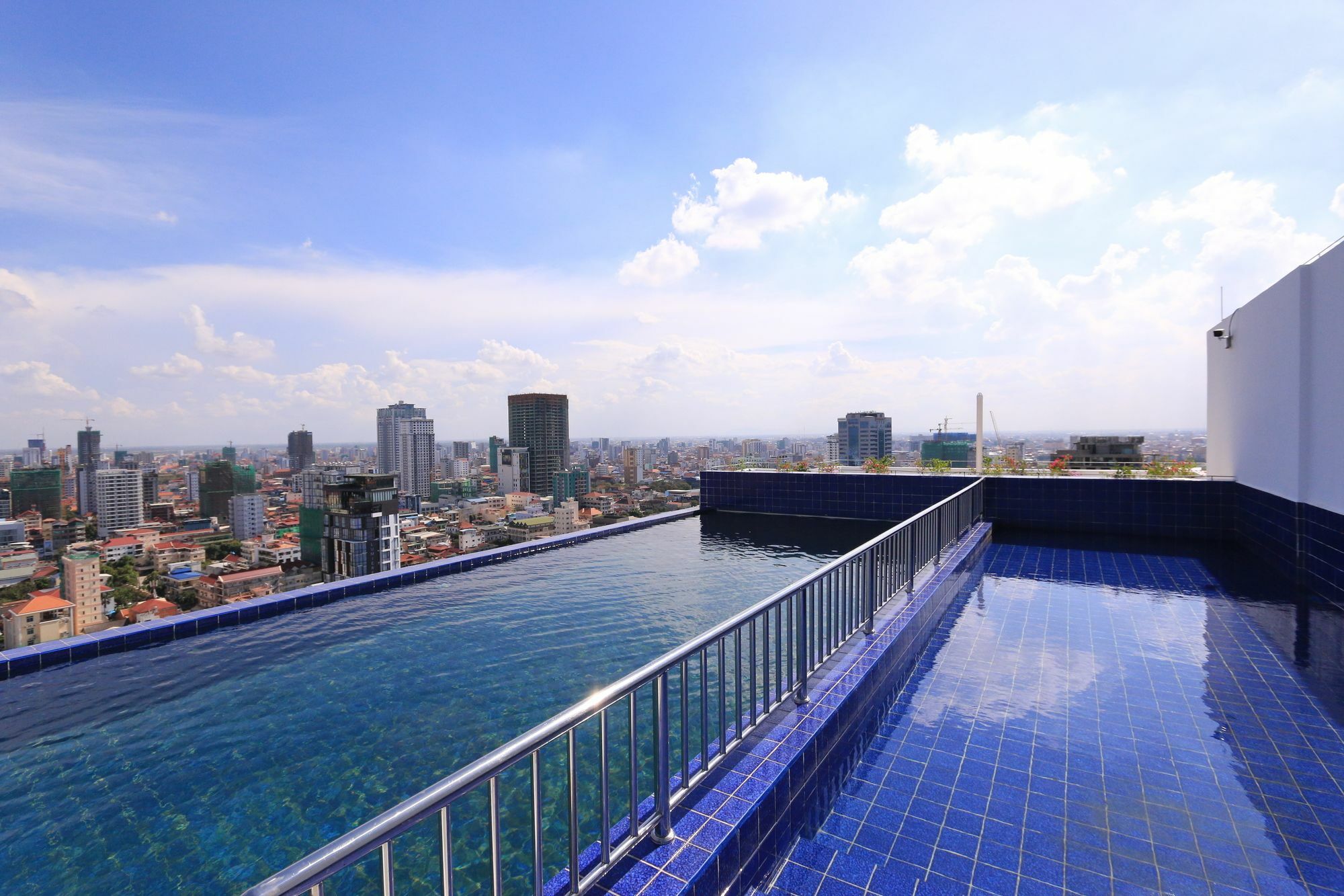 Eastland Hotel & Apartment Phnom Penh Eksteriør billede