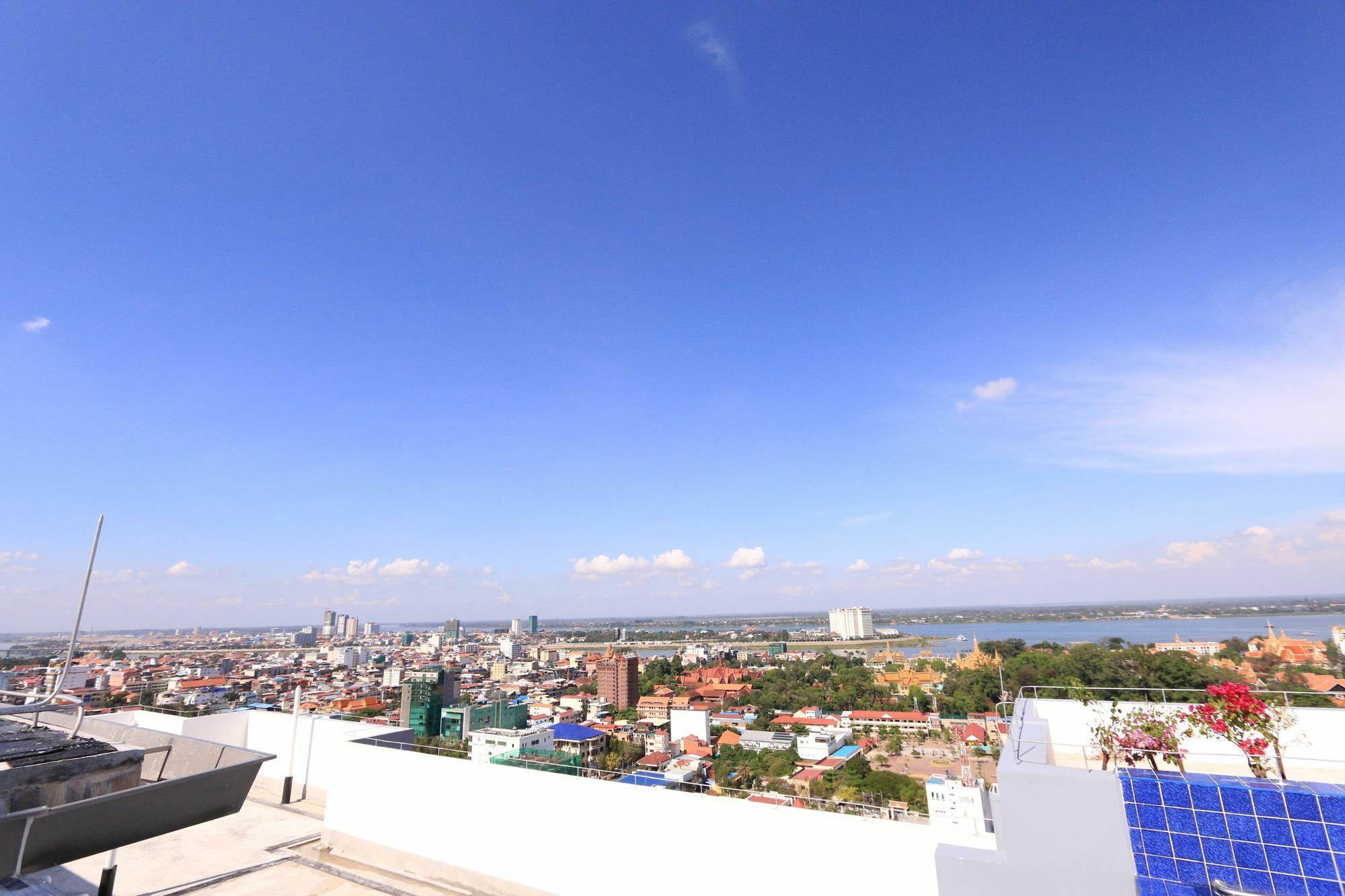 Eastland Hotel & Apartment Phnom Penh Eksteriør billede