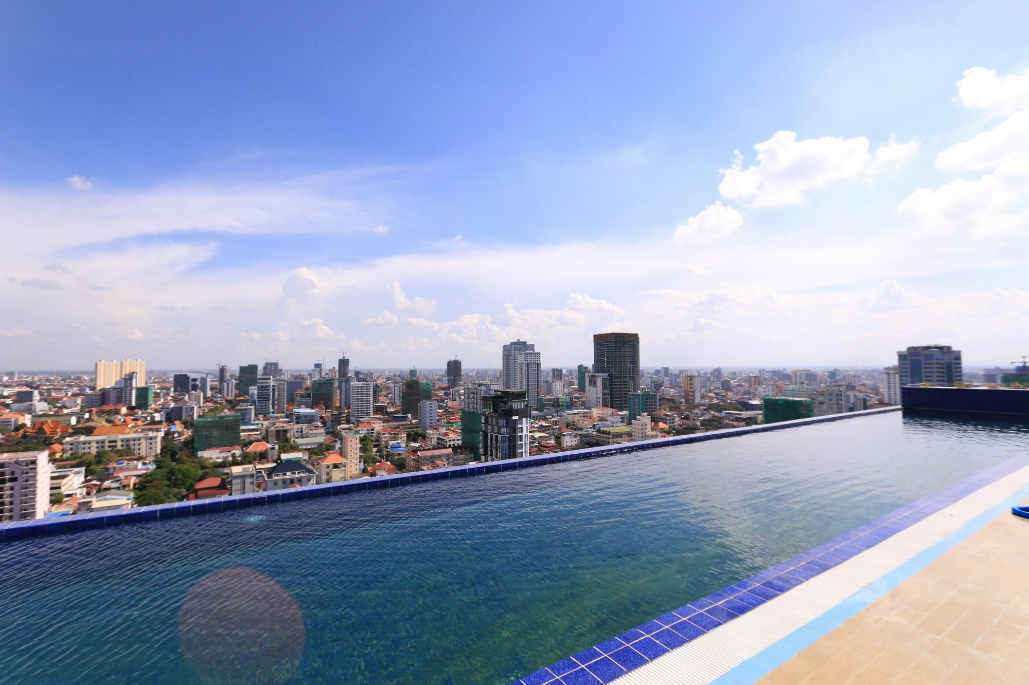 Eastland Hotel & Apartment Phnom Penh Eksteriør billede
